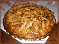 Crostata di pasta sfoglia con mele e uva passa