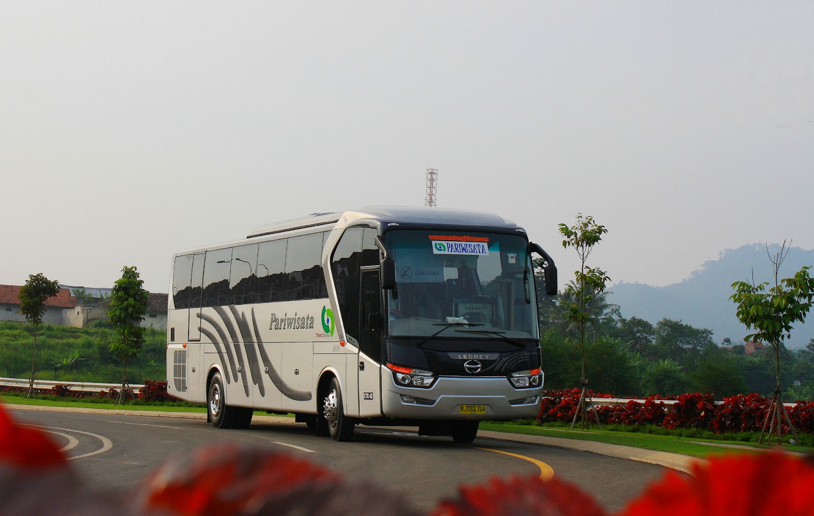 Arutama Wisata Tour & Travel Service: Bus Pariwisata Bandung