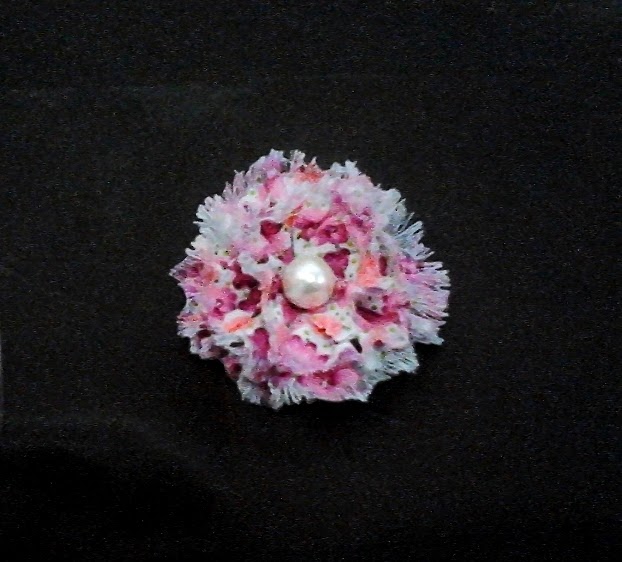 bros kain dengan motif bunga yang melambangkan keindahan bunga sakura