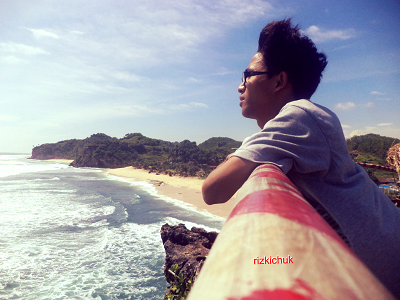 Pantai Drini, Gunungkidul Petualangan saya menjelajah Pantai Drini dan sekitarnya (Gunungkidul). Pemandangan epic dari atas bukit karst dan saya terpesona Tuhan menciptakan semuanya dengan sangat sempurna. Disana saya merasa damai dan seolah hanya ada saya dan Tuhan.