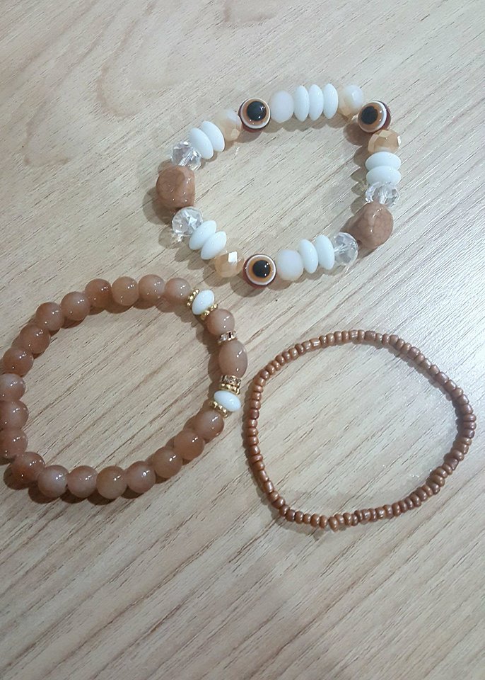 trio de pulseiras com pedras resinadas