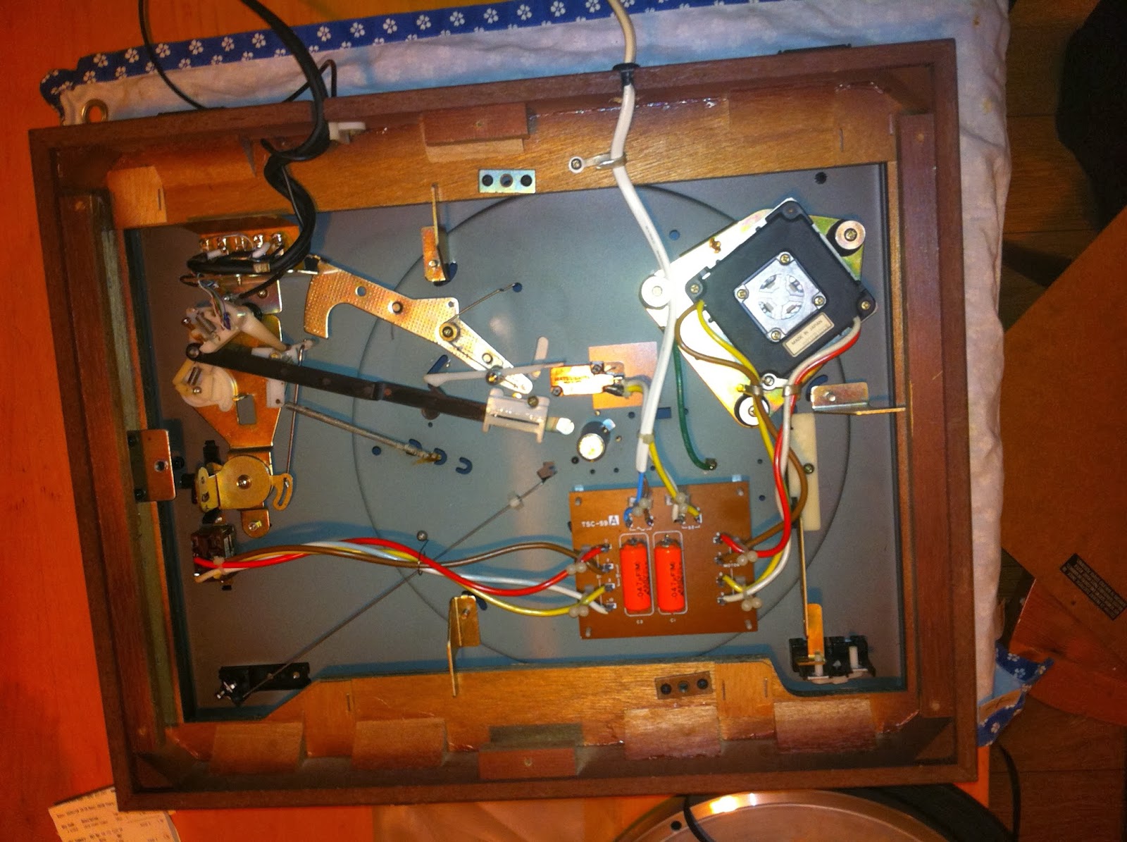 The motor is supported by 3 rubber bushes on 3 rods, exactly the same as  the PL12. The motor ran silently from the start. Its not clear where oil is  to be ...