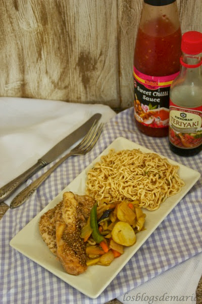 Fideos con pechugas de pollo al teriyaki y salteado de verduras asiáticas