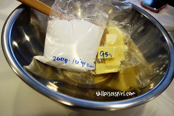 260g of icing sugar and 95g of butter for cupcake topping 260g of icing sugar and 95g of butter for cupcake topping