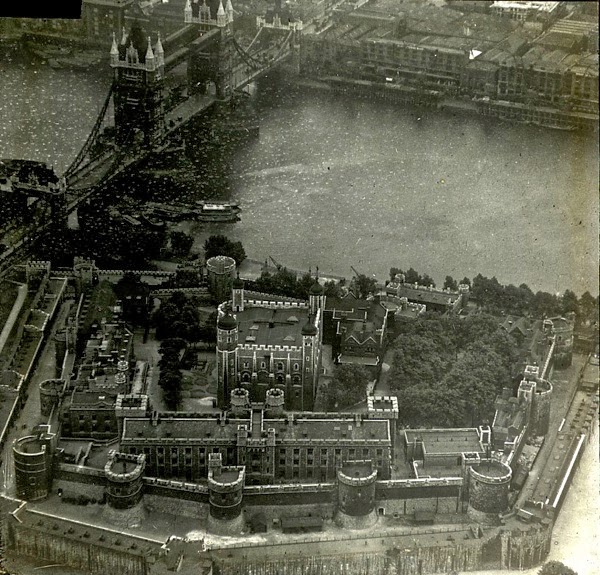 Fascinating Historical Picture of Tower Bridge in 1922 