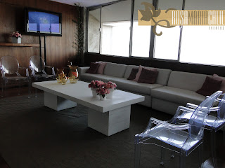 Lounge Clean com detalhes rosa lounge clean, poltrona ghost, sofá branco, mesa centro branca, casamento