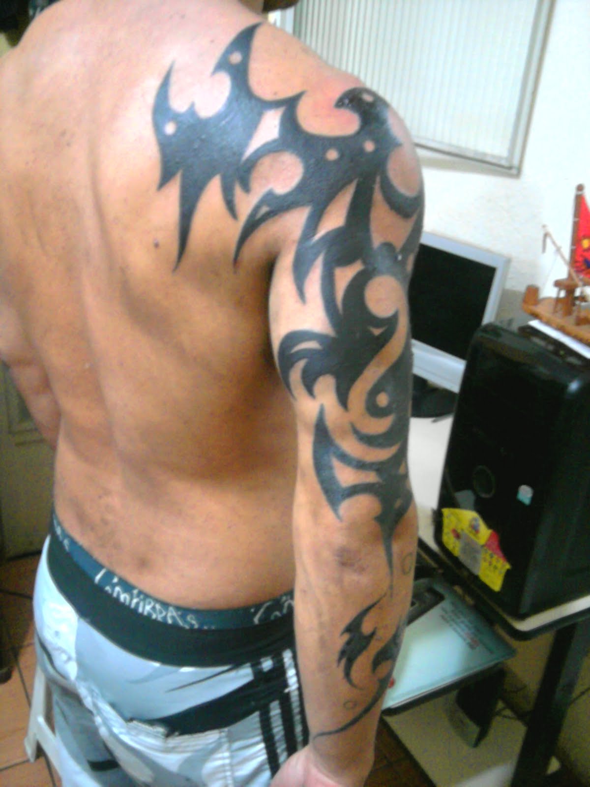 Heimdall Tattoo Tribal no braço.