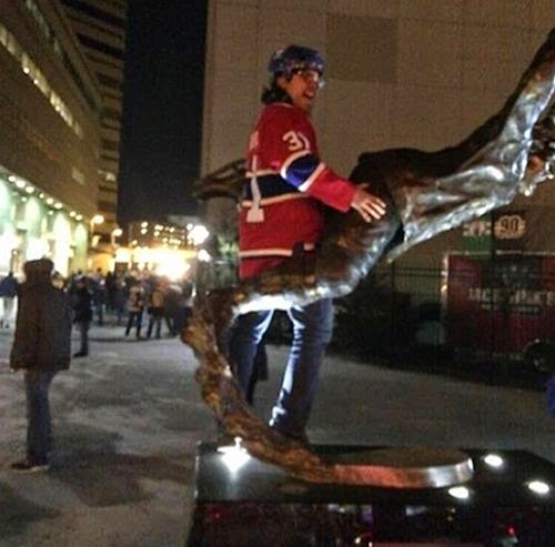 NHL Thread - Page 2 Canadiens+fan+bobby+orr+statue