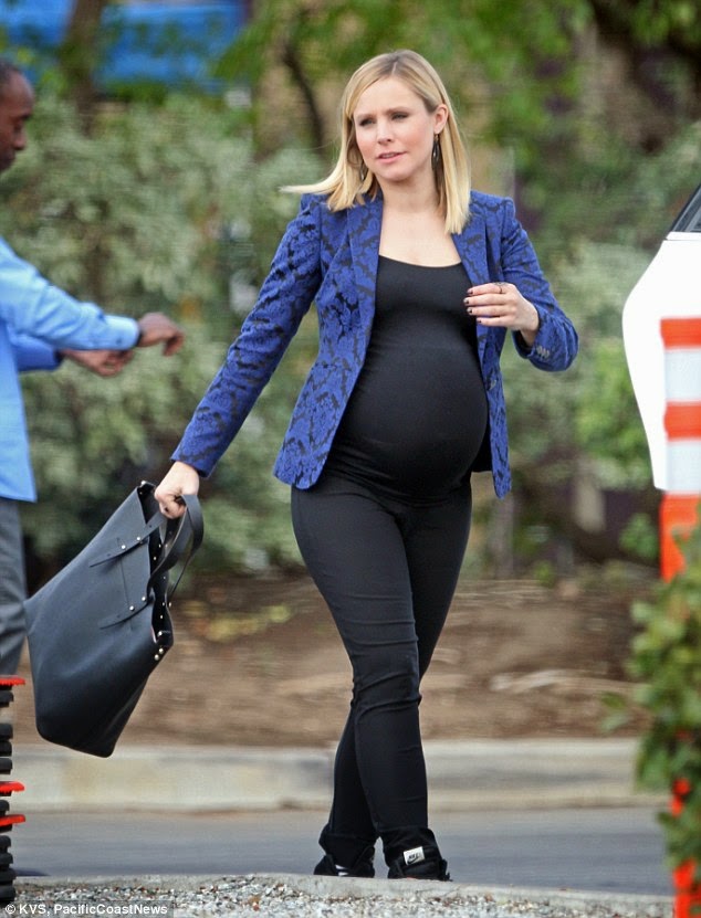 pregnant women beautiful: Heavily pregnant Kristen Bell dresses growing