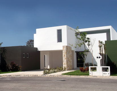 Fachadas Minimalistas: Casa Minimalista en Residencial Xcanatún