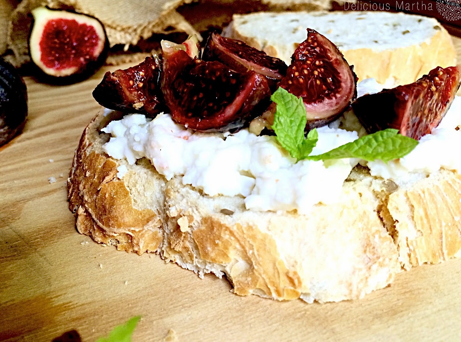 Tostada de higos, ricotta y miel