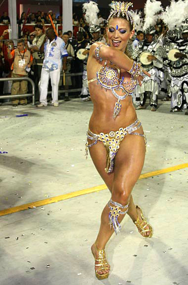 Бразильские девушки на карнавале в Рио-де-Жанейро 