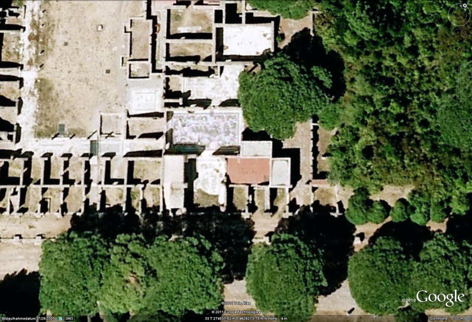 Artfully Dressed Women In The Art World Home