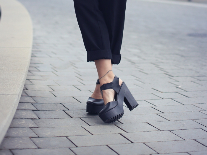 style_in_lima_black_strap_platforms.JPG
