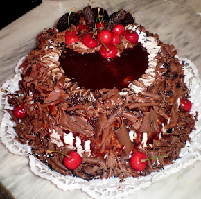 Bolo de chocolate com Oreos e cerejas frescas