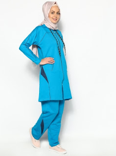 Model pakaian olahraga edisi warna biru untuk wanita muslim masa kini
