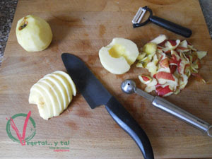 Pelar y cortar en rodajas las manzanas.