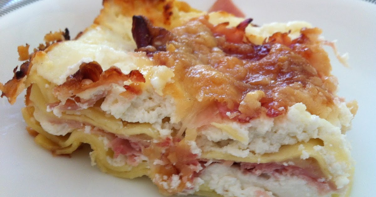 Un piatto e un calice Lasagne ricotta e prosciutto cotto