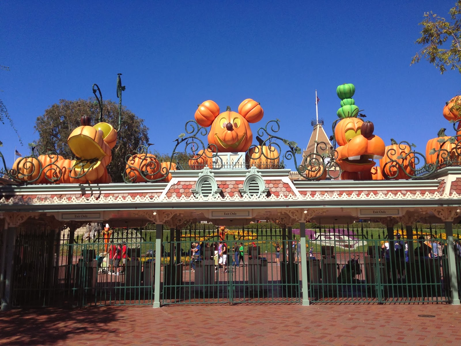 Two Disney Darlings Halloween Time at Disneyland!