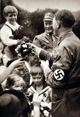 Hitler Bersama Anak-Anak