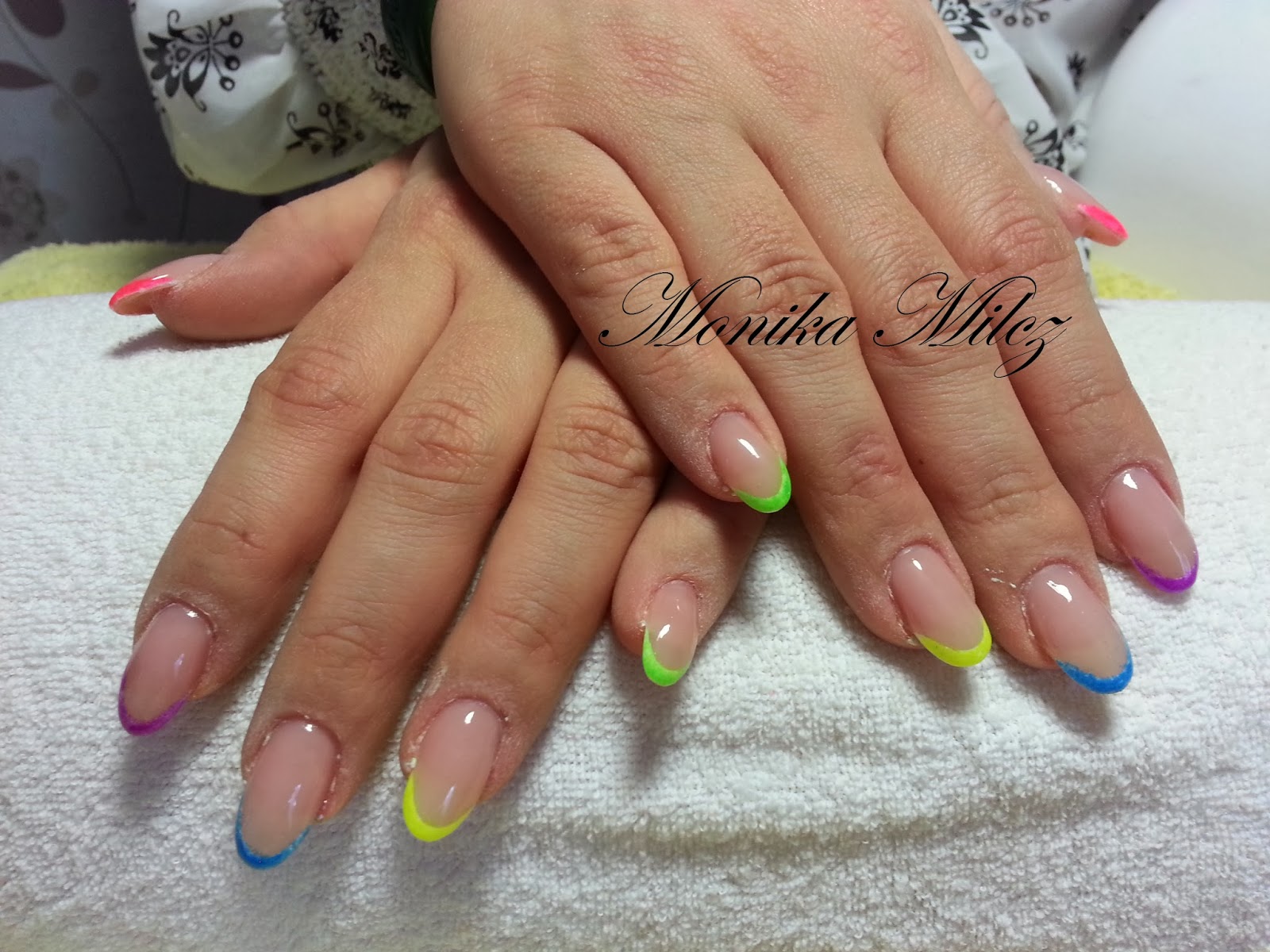 Stylizacja Paznokci Neonowe Brokaty Na Koncowkach