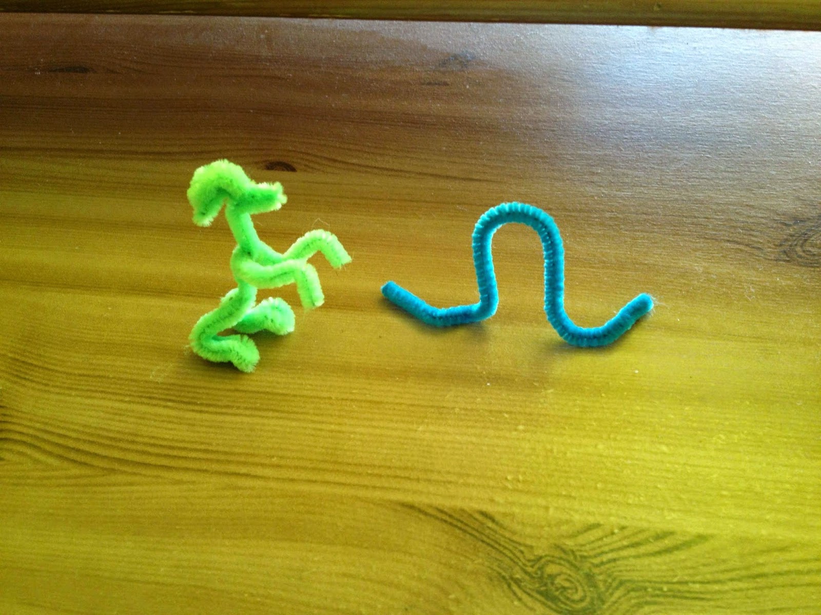How can one make pipe cleaner people?