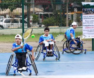 Escolinha de Tênis Cadeiras na Quadra