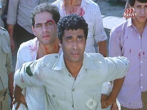 رافعة حاجبها ولا حدش عاجبها هيجي امتي احمد سبع الليل ويدافع عن الحق ويثور