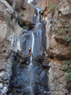 Descendiendo en la cascada de 50 metros