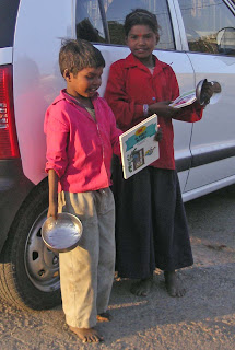 la magia de las historias niños pidiendo en la calle en India