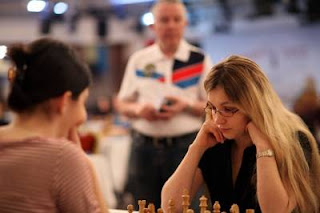 La Française Almira Skripchenko (2468) au championnat d'europe féminin d'échecs © site officiel La Française Almira Skripchenko (2468) au championnat d'europe féminin d'échecs © site officiel