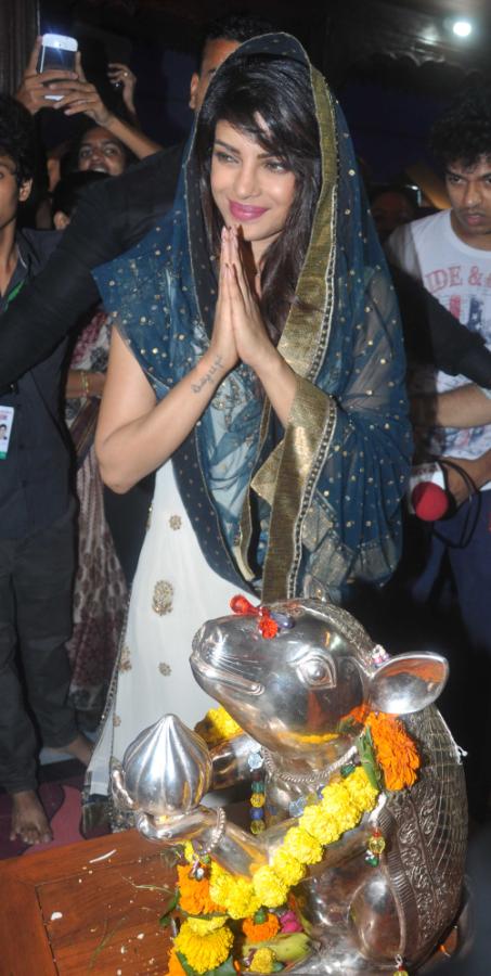 http://2.bp.blogspot.com/-Noj6WzckB-4/Uja73GbtOeI/AAAAAAABizk/uQnngrsQW-0/s1600/Priyanka+Chopra+came+for+aarti+at+Andheri+Cha+Raja+(12).JPG