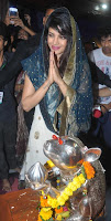 Priyanka Chopra visits Andheri Cha Raja for aarti
