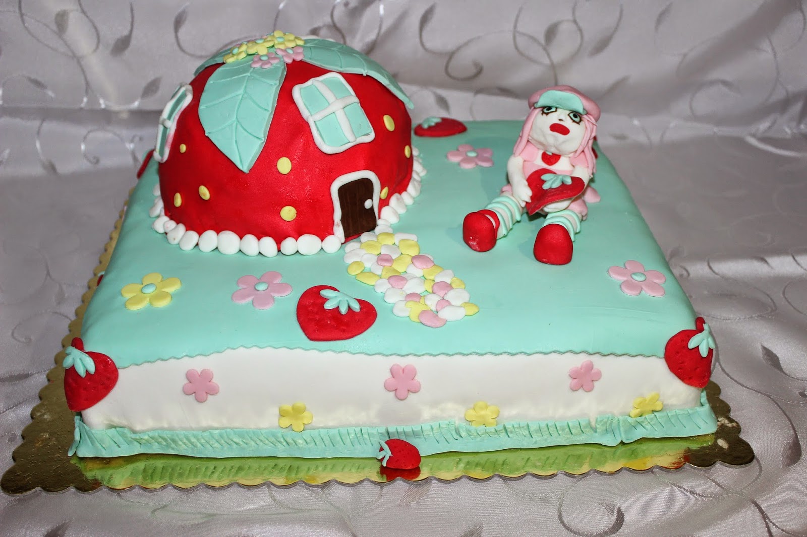 PASTA SEVGİM ÇİLEK KIZ PARTİMİZDE &quot;ÇİLEK KIZIN EVİ&quot; PASTASI