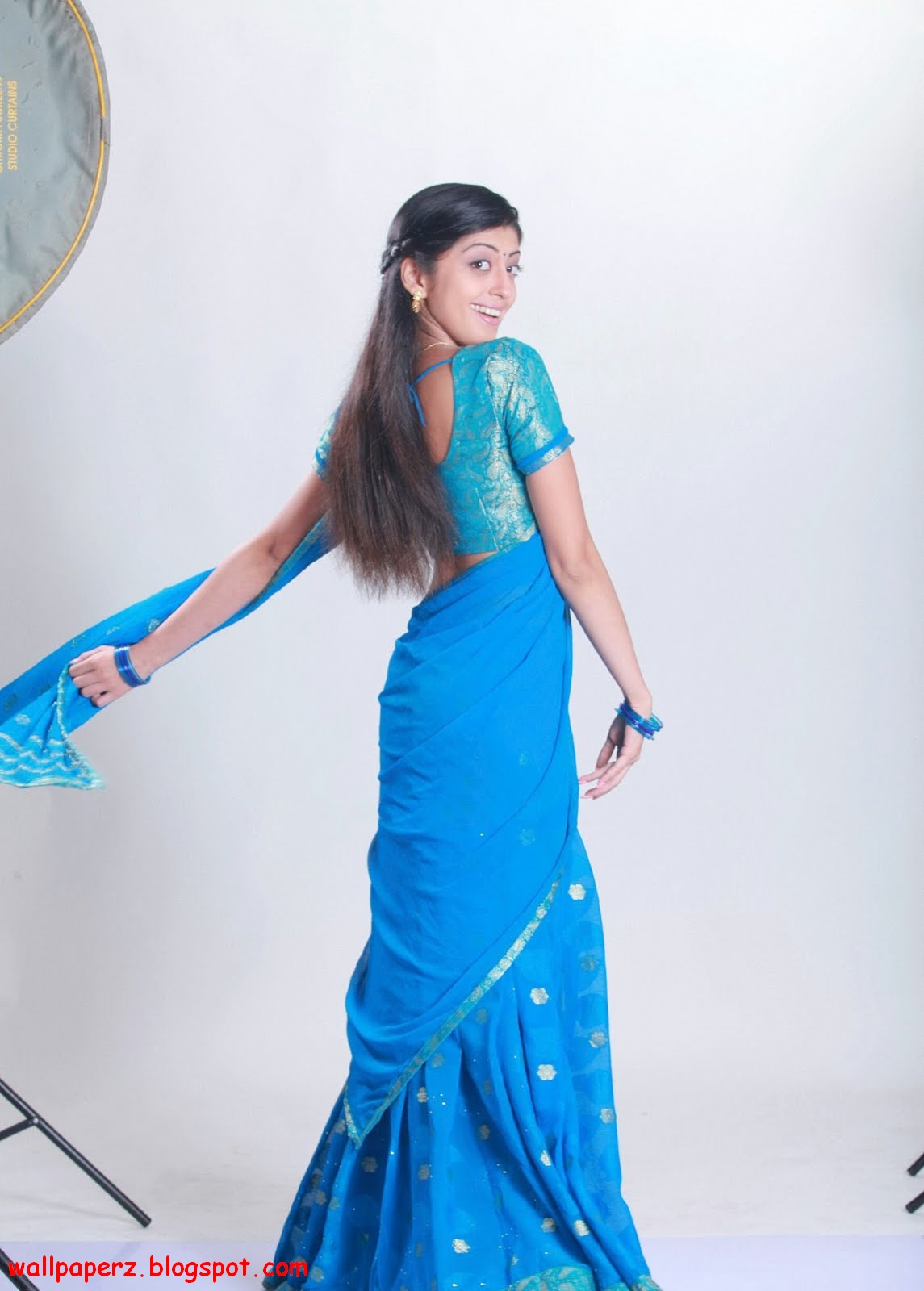 wallpaperz: PRANITHA LATEST PICTURES