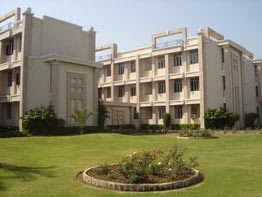 Indian College Student Campus: Parul Institute of Management college in