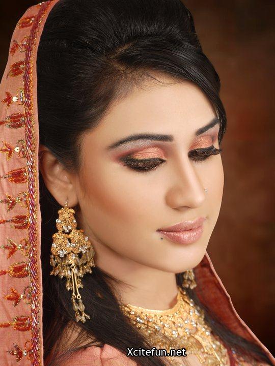 The most preferred bridal eye makeup is blending of colors to compliment 
