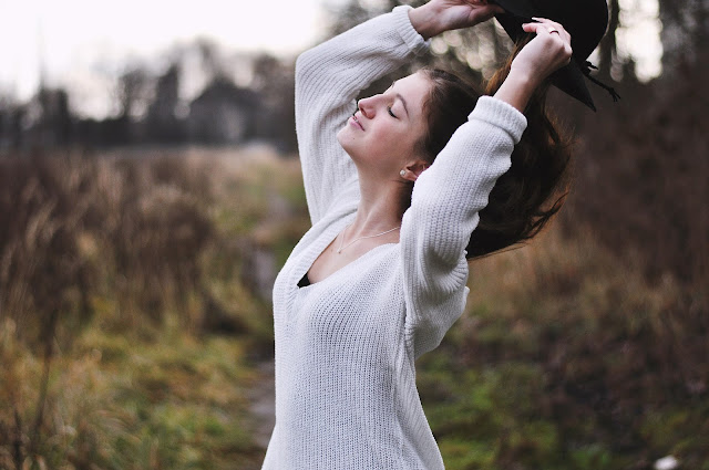 Black Hat Autumn outfit Girl Sheinside White Sweater