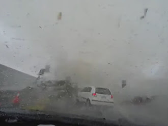 Tifón de Taiwán se 'traga' un automóvil / Car gets blown away by mini tornado in Taiwan