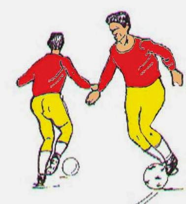 عند تصويب الكرة بوجه القدم الداخلي توضع القدم الثابتة بجانب وخلف الكرة