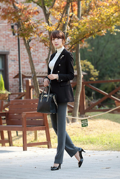 Thanh Lịch nhẹ nhàng với chiếc vest đen dài đơn giản
