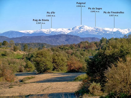 El pre-pirineu nevat amb el Puigmal en primer terme, des de la carretera de Sant Genís d'Orís El pre-pirineu nevat amb el Puigmal en primer terme, des de la carretera de Sant Genís d'Orís