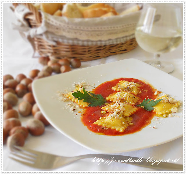 Ravioli di pesce con nocciole al sugo