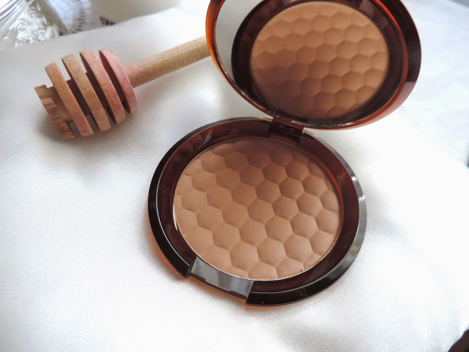 Simple Charm Beauty The Body Shop Honey Bronze Bronzing Powder