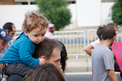 這小子比照片中可愛一百倍。 這小子比照片中可愛一百倍。