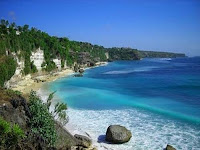 5 Surga Indah Dunia Yang Tersembunyi Di Indonesia Tak diragukan lagi bila berbicara mengenai keindahan alam yang ada di Indonesia. Bahkan, pulau Bali merupakan Pulau Surga yang telah dikenal sejak berpuluh-puluh tahun silam. Kini banyak tempat yang mulai dapat kita kunjungi dan menjadi incaran para pelancong dari mancanegara. 1. Kepulauan Derawan di Kalimantan Timur Kepulauan Derawan ini merupakan sebuah kepulauan yang disinyalir sebagai tempat kedua terkaya di dunia dalam hal keragaman biota laut setelah Pulau Raja Ampat. Daya tarik dari Kepulauan Derawan ini adalah Danau Kakaban dan Danau Purba, yang telah berusia jutaan tahun yang di dalamnya terdapat jutaan ekor ubur-ubur dan kehilangan daya sengatnya, sehingga aman bila berenang bersama ubur-ubur di tempat tersebut tanpa takut tersengat. Di tempat ini juga dapat dijumpai berbagai aktivitas penyu hijau, mulai dari penyu yang sedang berenang santai di air yang jernih hingga aktivitas proses penyu bertelur. Tak hanya itu saja, di dalam perairan ini kita dapat menikmati pemandangan bawah laut. Keragaman terumbu karang dalam berbagai bentuk dan warna terlihat sangat rapat di dalam lautan. 2. Desa Sawarna di Banten Desa Sawarna merupakan surga tersembunyi di Indonesia berikutnya. Desa Sawarna terletak di bagian Selatan kabupaten Lebak di Banten yang berbatasan langsung dengan kabupaten Sukabumi. Di sini dapat ditemukan jembatan gantung yang dibuat dari pohon sepanjang 60 meter. Di bawah jembatan gantung tersebut terlihat mengalir sungai yang cukup deras dan jernih. Selain itu, keindahan dari Pantai Sawarna tidak kalah menariknya dibandingkan dengan pantai-pantai yang terkenal lainnya. Tak hanya Pantai Sawarna saja yang terdapat di Desa Sawarna, namun terdapat pula 2 (dua) pantai lainnya, yakni Pantai Karang Taraje dan Pantai Tanjung Layar. Kedua pantai tersebut sangatlah indah dan mempunyai keunikan tersendiri. Pantai Karang Taraje atau yang berarti tangga itu menghiasi bagian barat pantai yang menyerupai bentuk tangga. Sementara itu, Pantai Tanjung Layar itu terdapat batu yang sangat besar yang menulang di pinggir pantai, di mana bentuknya menyerupai bentuk kapal besar. Pantai-pantai di Desa Sawarna ini juga seringkali dikunjungi oleh para peselancar dari mancanegara. 3. Goa Gong di Pacitan Surga tersembunyi di Indonesia selanjutnya adalah Goa Gong. Goa Gong merupakan satu dari beberapa gua yang tersembunyi di perut gunung-gunung kecil yang berada di Pacitan, Jawa Timur. Gua Gong ini merupakan gua yang berbentuk horizontal yang memiliki panjang sekitar 256 meter. Di dalam gua tersebut terdapat Stalaktit, yakni batuan kapur yang berbentuk kerucut yang berada di langit-langit gua. Dan Stalakmit yaitu batuan kapur yang berdiri tegak di dasar yang telah berusia ratusan tahun. Menurut beberapa peneliti dan wisatawan mancanegara, nama Goa Gong ini konon menurut cerita yang beredar dari dalam gua tersebut sering terdengar bunyi-bunyian yang menyerupai suara gong. Goa Gong ditemukan sekitar tahun 1930 itu menyuguhkan pemandangan-pemandangan yang luar biasa indahnya. Stalaktit dan Stalakmit yang ada di dalam gua tersebut akan menghipnotis setiap mata yang memandangnya. Dan yang paling mengesankan dari Goa Gong ini adalah sebuah ruangan yang tersimpan batu kristal dan marmer dengan kualitas yang mendekati sempurna.