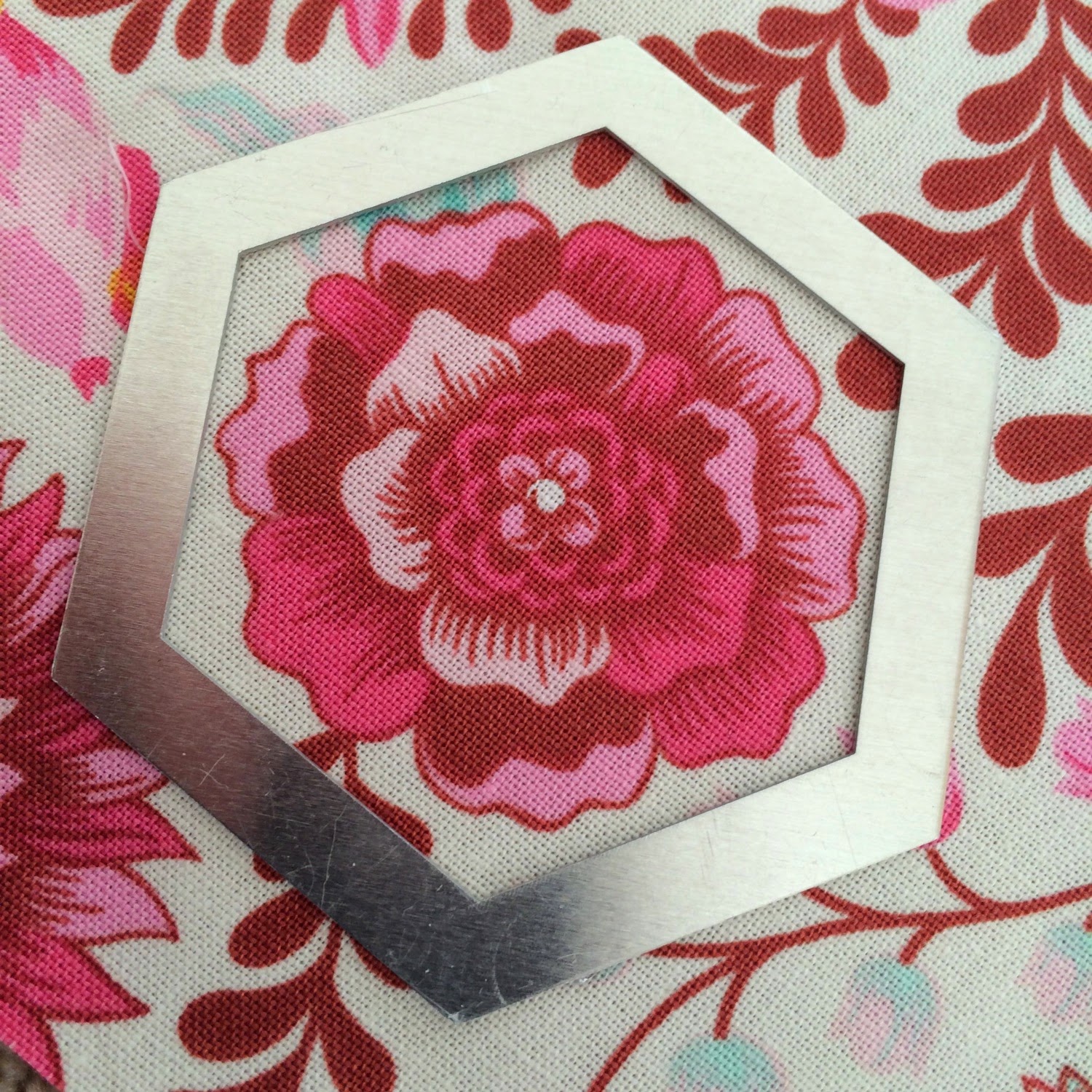 Flossie Teacakes: How to fussy-cut fabric for English paper piecing (EPP)