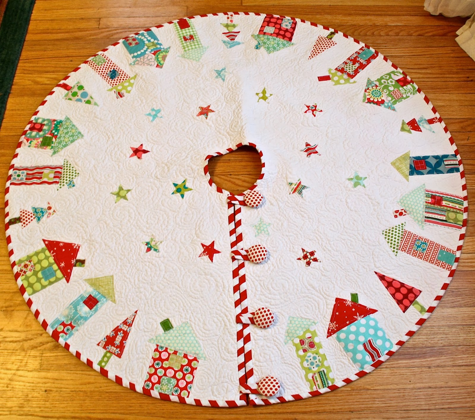 Quilted Christmas Tree Skirt Tutorials I Want to Try : Behind Mytutorlist.com