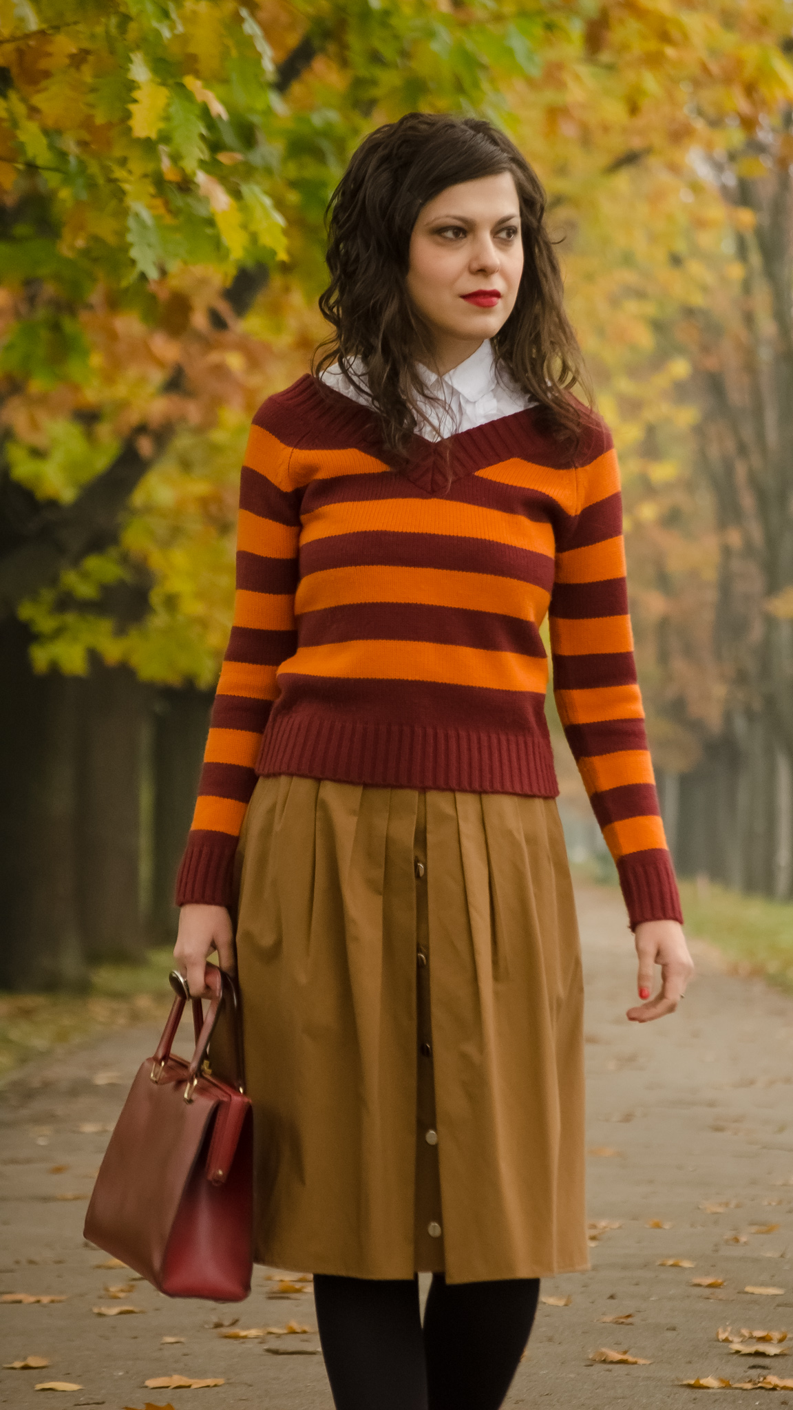 harry potter fall outfit brown skirt burgundy orange sweater shoes heels bag autumn scenery fallen leaves