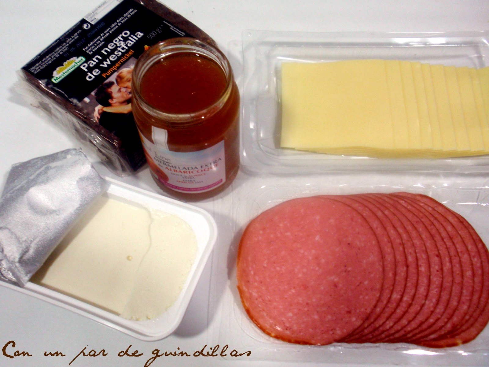 Sandwich de mortadela ahumada y queso, con Pumpernickel (Pan negro de